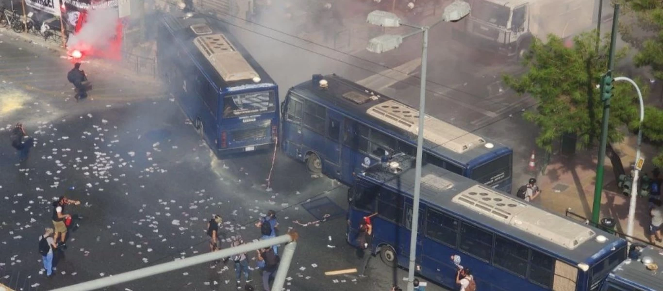 Δίκη Χρυσής Αυγής: «Βροχή» από πέτρες και μολότοφ έξω από το Εφετείο Αθηνών (φώτο - βίντεο)